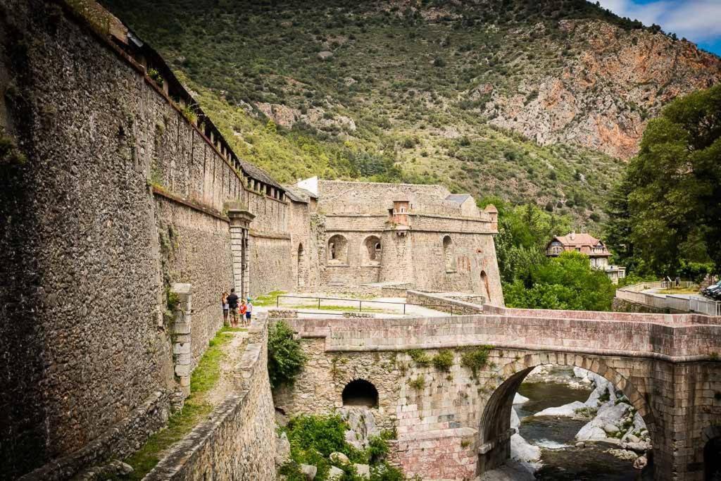 Les Maisons Du Conflent, Maisons Familiales En Pierre Au Coeur Des Remparts Вилфранш-дьо-Конфлон Екстериор снимка